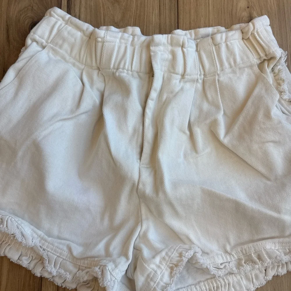 White Denim Shorts Size L Paper Bag With Ruffled Fray Hem Brand Swagger - Picture 3 of 7